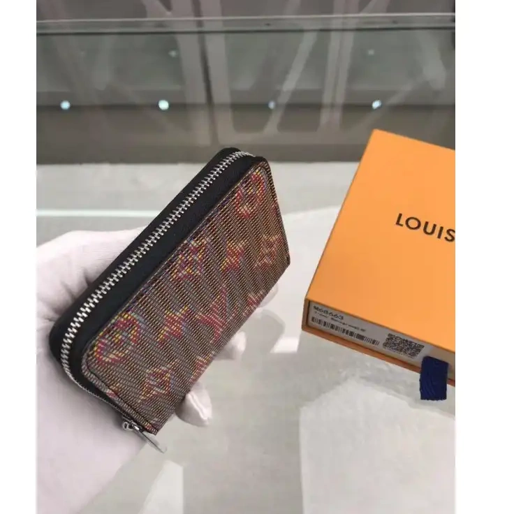 LV 19B570090 Bags 0707